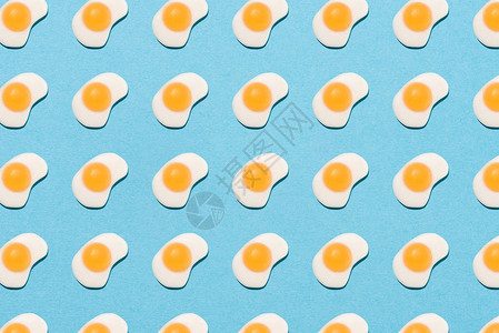 蓝色煎蛋形状的美味软糖的顶部视图背景图片