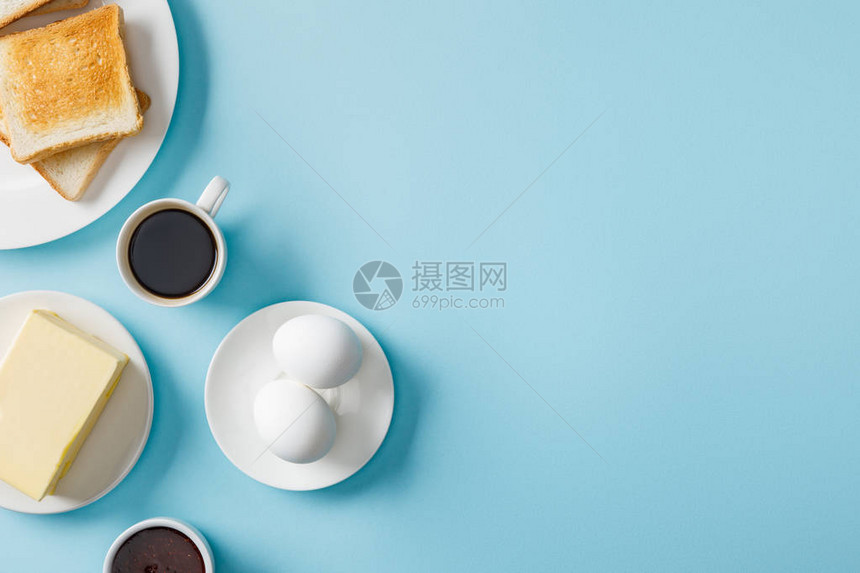 新鲜鸡蛋果酱黄油咖啡和两张蓝色底白图片