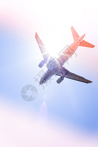 商用客机在天空中飞行图片