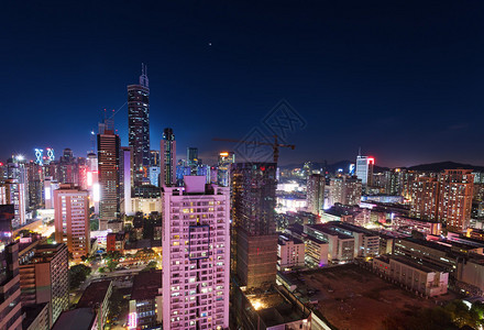 现代城市夜间摩天大楼全景图片