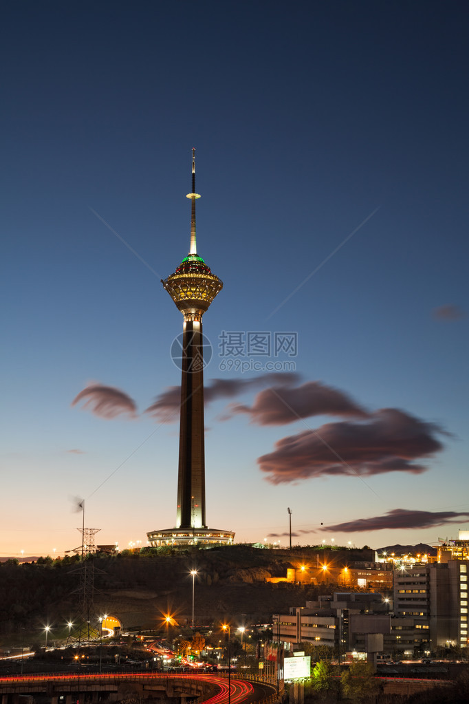 德黑兰的光化米拉德塔在黄昏时夜阴云碧图片