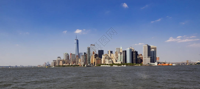 在明亮的夏日从纽约港看曼哈顿天窗图片