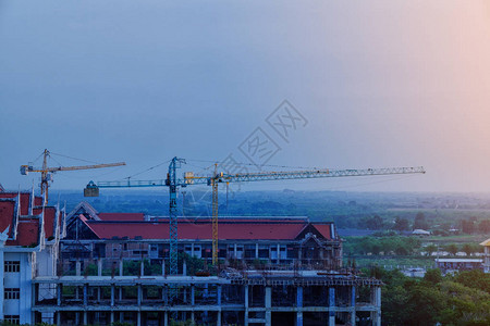 建造场所未完成的水泥建筑工业建筑起重机和建筑图片