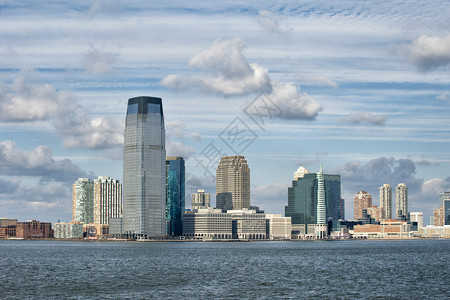 从自由女神像海岛的纽约曼哈顿全景图片