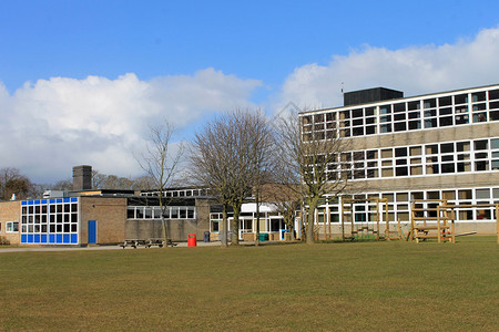 现代学校建筑外前方有图片