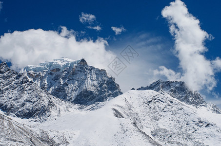 珠穆朗玛峰大本营的山景徒步穿越尼泊图片