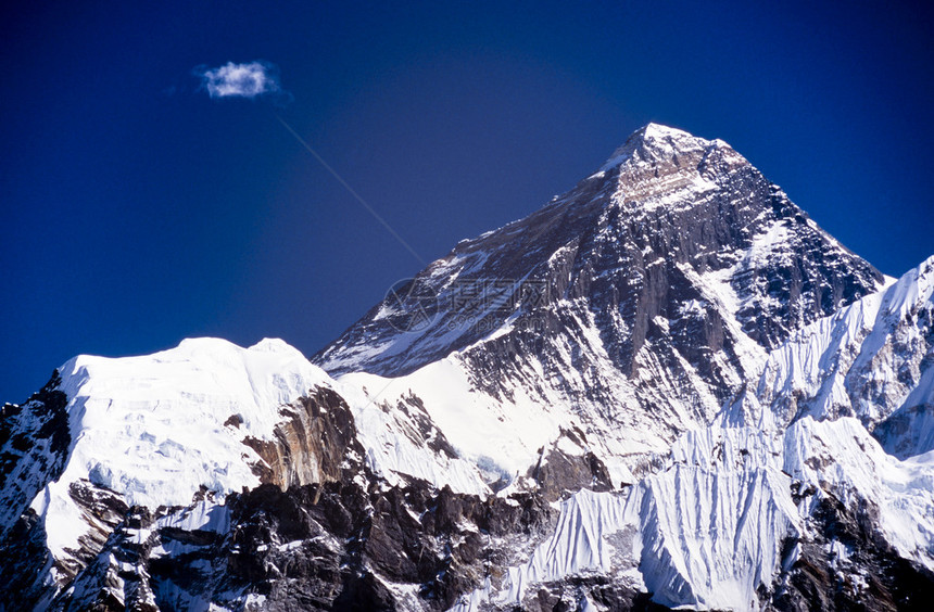 尼泊尔喜马拉雅山脉蓝天明亮的珠穆图片