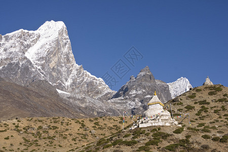在前往尼泊尔珠穆朗玛峰大本营的徒步路线上图片