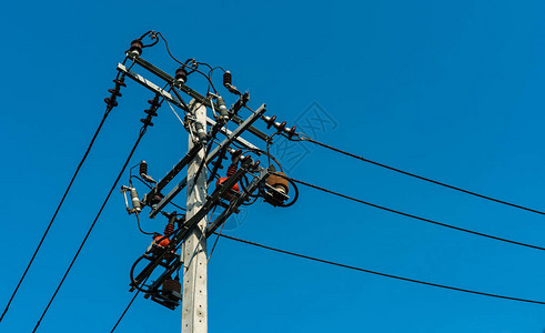 高压电杆和传输线与清楚的蓝天电塔电力能源工程系统危险的高压塔电柱上的电缆背景图片