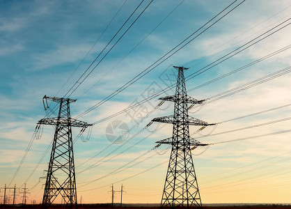 日落时的高压输电线配电站高压输电塔背景图片