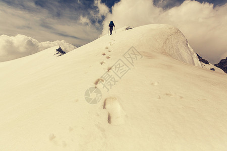 希腊冬季在被雪覆盖的奥林匹斯山上徒步旅行的男子图片