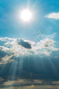 白云和太阳图片