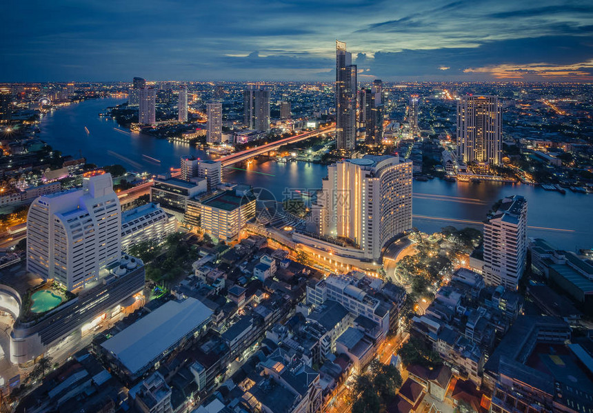 曼谷夜间城市风景有现代建筑和街道灯光图片