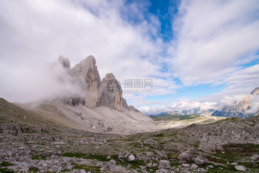 意大利拉瓦雷多的三座山峰凝图片