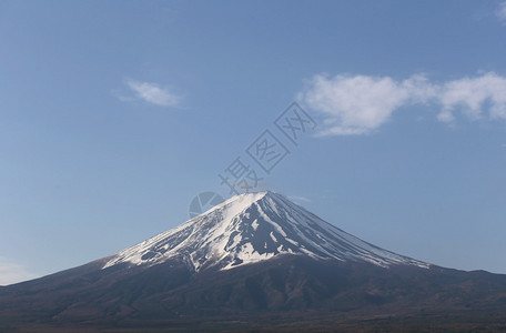 日本蓝天背景下的富士山景观图片