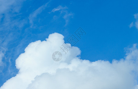 大白云和蓝天的形象图片