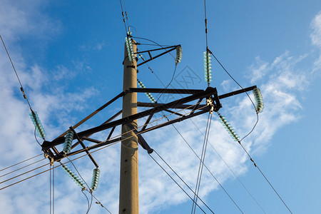 蓝天背景下的输电塔背景图片