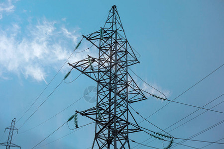 带有绝缘体和导体的输电线路塔在蓝天背景的特写视图电力供应替代能源和环图片