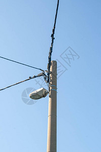 电杆和电线铁电杆和多云蓝天图片