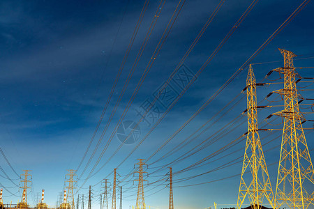 晚上的高压电线杆和输电线路夜间的电塔电力和能源节能减排配电站带电缆背景图片