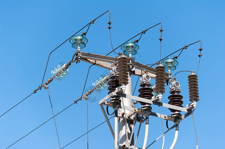 电杆与高压电线连接在蓝色的天空背背景图片
