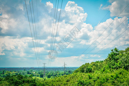 树云天空背景的山上高压杆景观高压输电塔图片