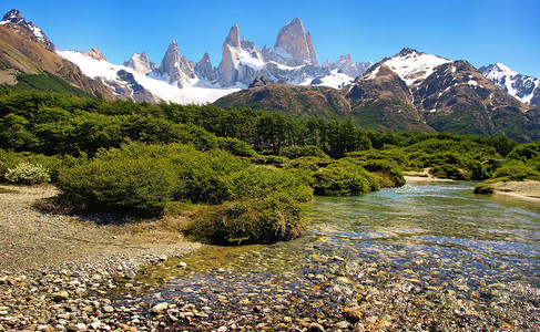 在阿根廷巴塔哥尼亚南美的洛斯格拉西亚雷斯公园与菲茨罗伊山一起拥有美图片