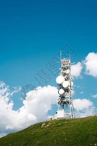 带有许多天线和中继器的电信塔背景图片