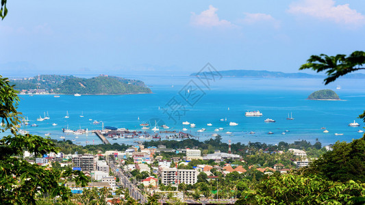 AoChalloong湾和泰国普吉省市海边的乘船高角度航桥图片