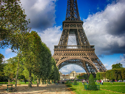 巴黎埃菲尔铁塔和火星香普图片