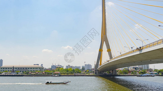 吊桥结构快艇与城市过河图片
