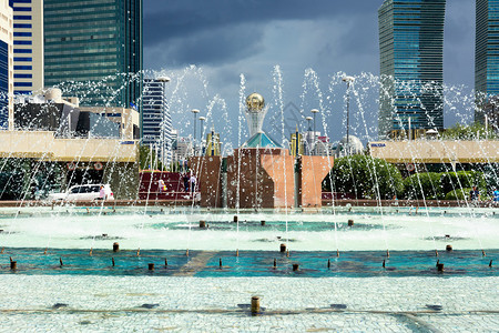 位于阿斯塔纳中心的一个大型喷泉哈萨克高清图片