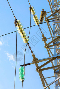 高压电塔对着蓝色天空输电线路高清图片
