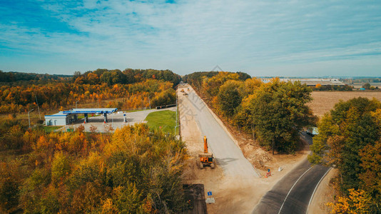 道路建设过程的鸟瞰图秋天图片