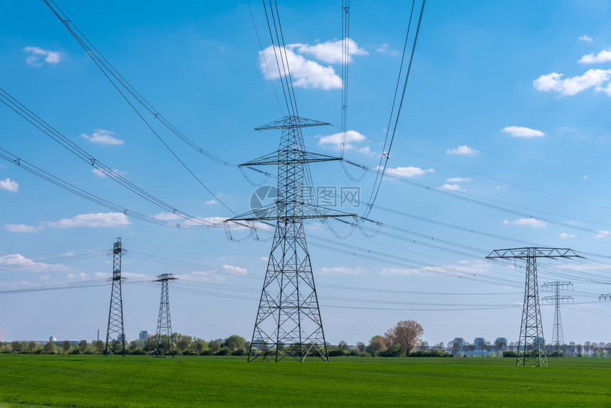 德国农村的电力供应线图片