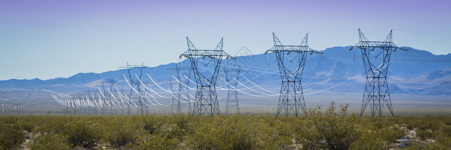 穿过高压电塔的电力线图片