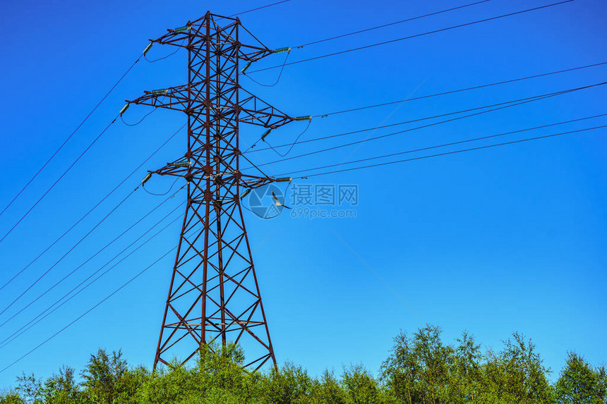 蓝色天空背景下的电线塔台图片