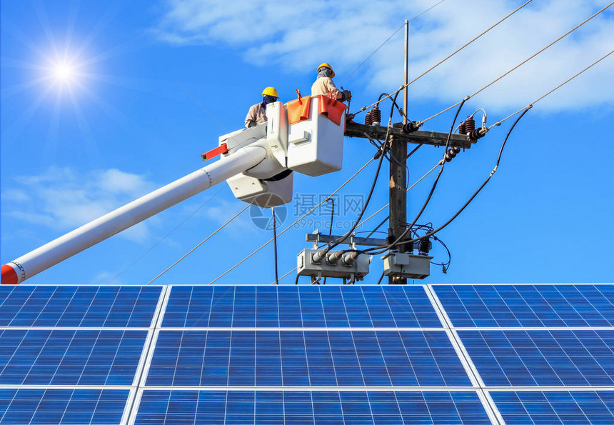 电工在蓝天阳光下的太阳能发电站用光伏斗式液压升降平台上修理电线的电线图片