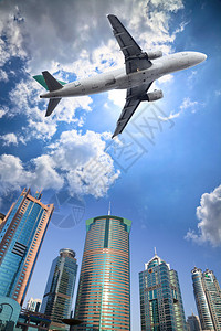 城市场景背的飞机图片