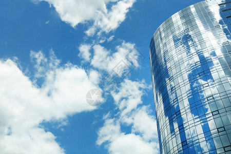 现代办公中心大楼的圆镜玻璃清蓝的天空图片