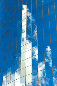摩天大楼立面与纽约天空的倒影图片