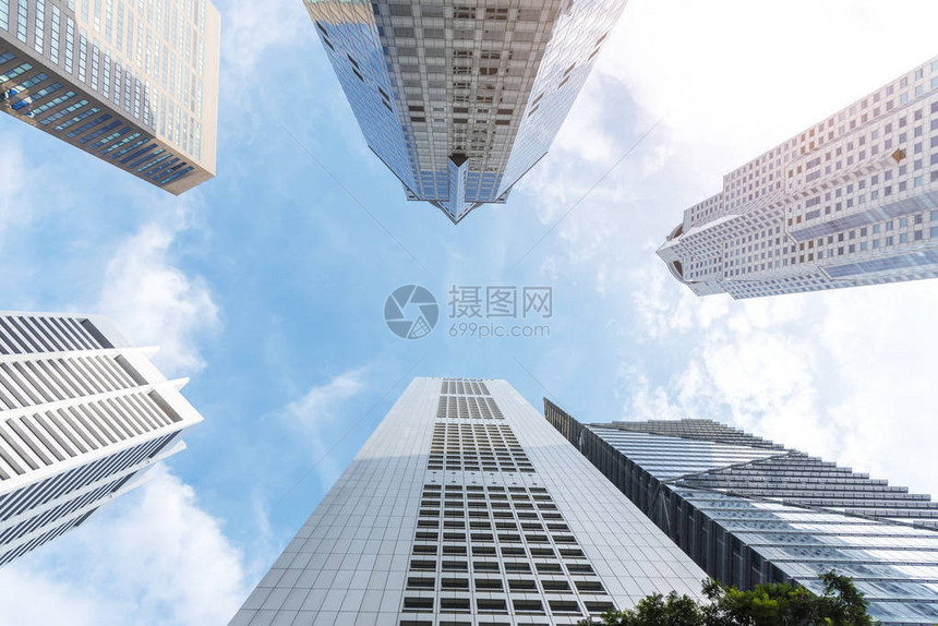 现代高楼前方有蓝色天空的商业城市中心要添加文字信息的照片设计艺术图片