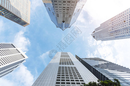 现代高楼前方有蓝色天空的商业城市中心要添加文字信息的照片设计艺术图片