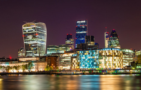 伦敦金融城的摩天大楼在晚上英国图片