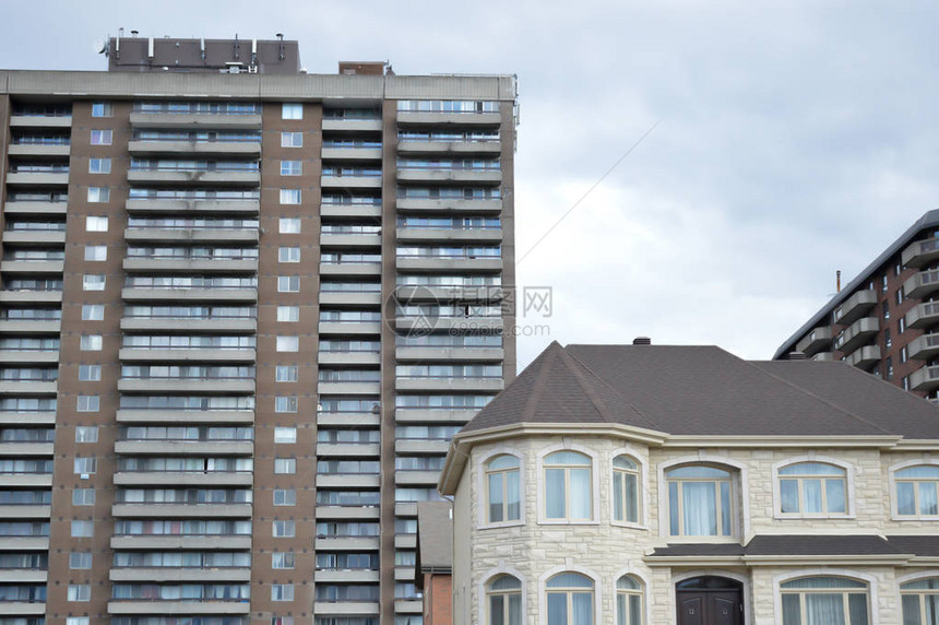 加拿大首都蒙特利尔市中心带阳台的住宅楼图片