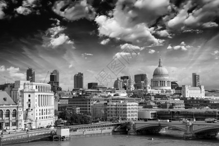 伦敦市是全球金融的主导中心之一圣保罗大教堂在图片