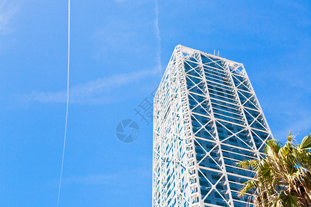 蓝天下的现代塔楼图片