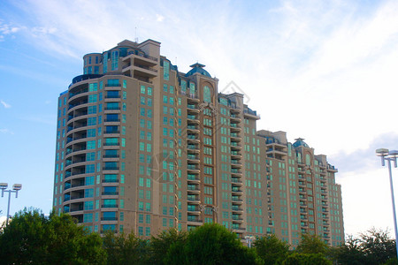 现代高层玻璃钢公寓塔背景图片