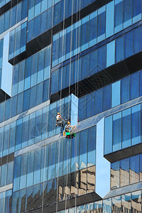 两名工人在施工后在新商业大楼图片