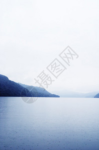 日本山峰滚动的阿希大湖自然景观图片
